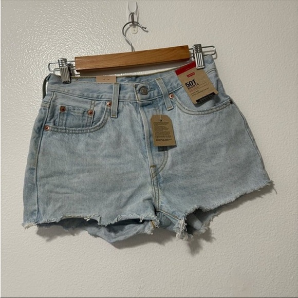 Levi’s 501 women’s NWT denim cut off jean shorts light wash size 25 - Picture 1 of 3